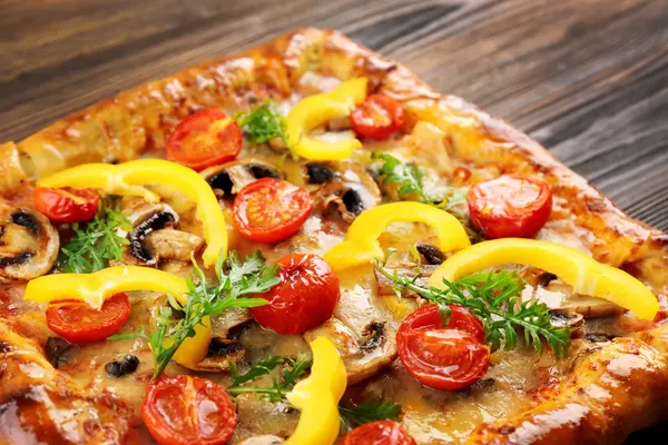 Φρέσκα σπιτικά πίτσα για closeup ξύλινο τραπέζι — Φωτογραφία Αρχείου