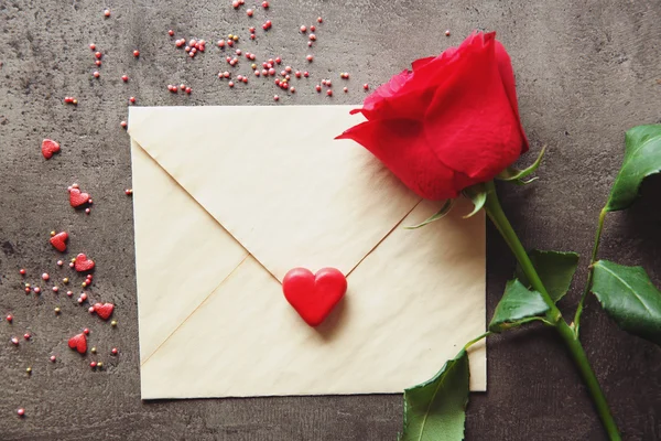Huidige envelop met hartjes en rose — Stockfoto