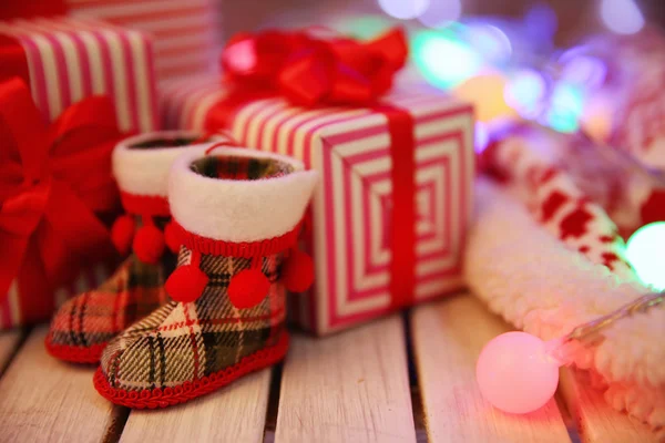 Weihnachtsgeschenkboxen, Stiefel und Lichter — Stockfoto
