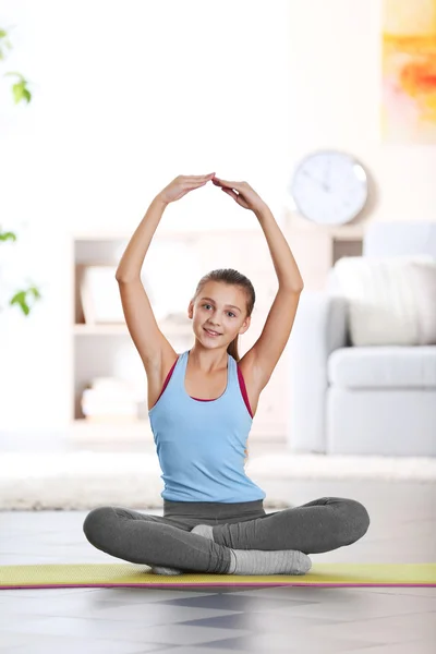 Giovane ragazza che fa esercizio di fitness in casa — Foto Stock