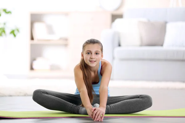 Giovane ragazza che fa esercizio di fitness in casa — Foto Stock