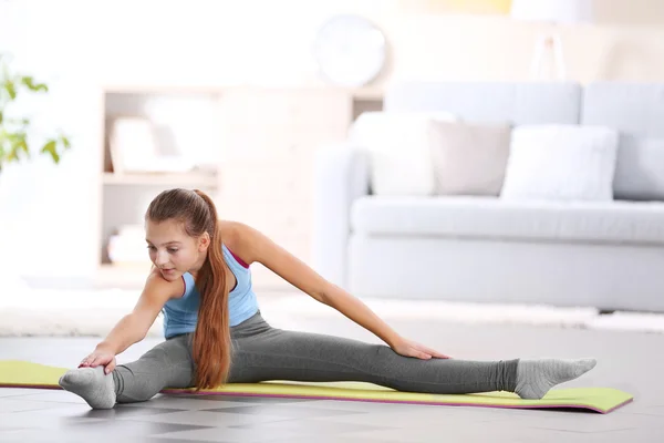 Menina fazendo exercício de fitness dentro de casa — Fotografia de Stock