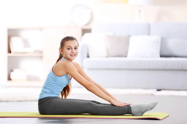 Chica joven haciendo ejercicio de fitness en interiores —  Fotos de Stock