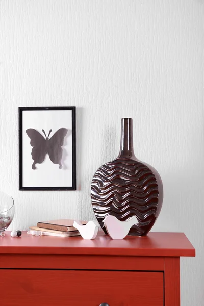 Intérieur de la chambre avec commode en bois rouge — Photo