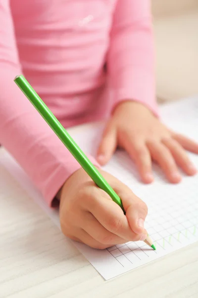 Dibujo infantil con lápices sobre papel, primer plano —  Fotos de Stock