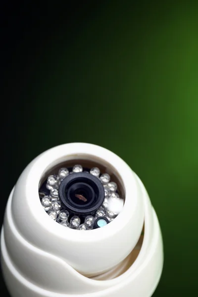 Камера видеонаблюдения на зеленом фоне, крупный план — стоковое фото