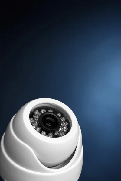Câmera CCTV de segurança no fundo azul, close-up — Fotografia de Stock