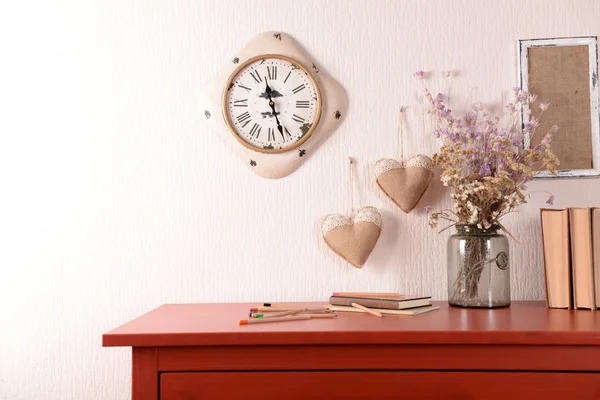 Intérieur de la chambre avec commode en bois rouge — Photo