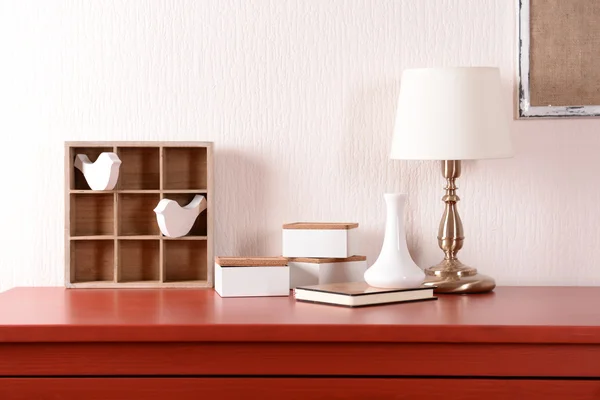 Intérieur de la chambre avec commode en bois rouge — Photo