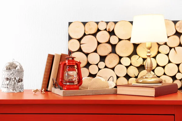 Интерьер комнаты с красным деревянным комодом — стоковое фото