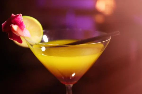 Glass of cocktail on bar closeup — Stock Photo, Image