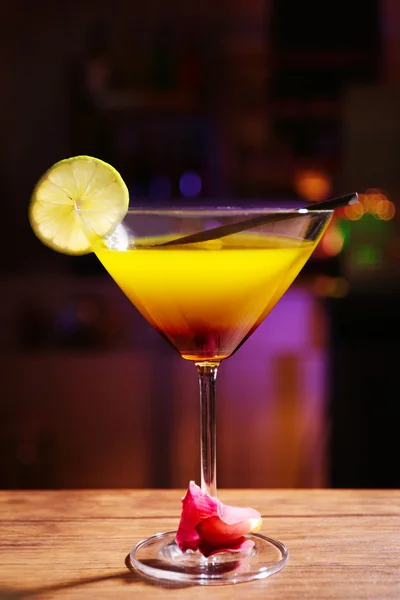 Glass of cocktail on bar background — Stock Photo, Image