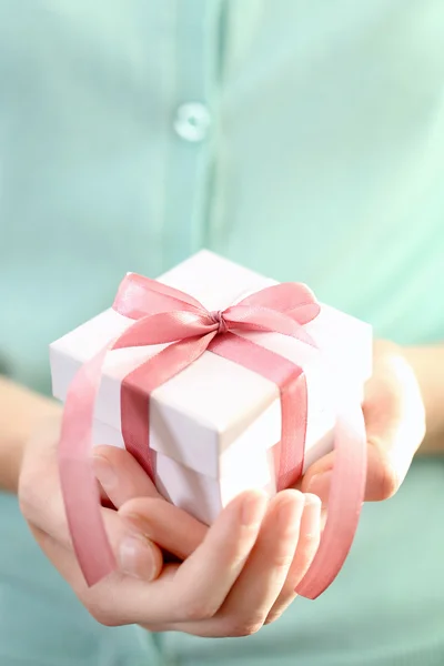 Hands holding beautiful small gift — Stock Photo, Image