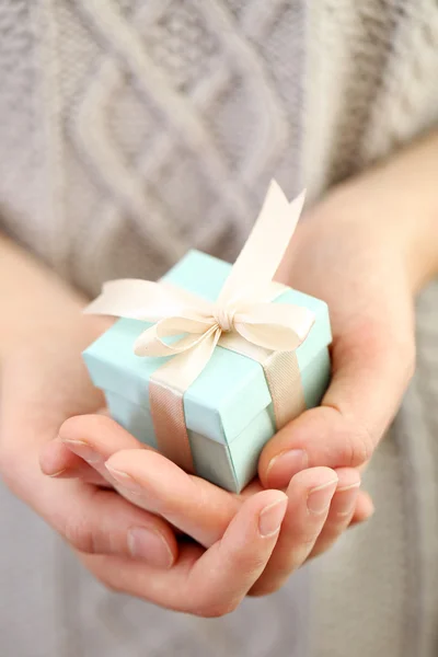 Руки с красивым маленьким подарком — стоковое фото