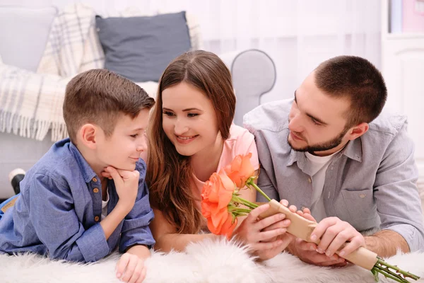 Esposo Hijo Dando Una Caja Regalo Esposa — Foto de Stock