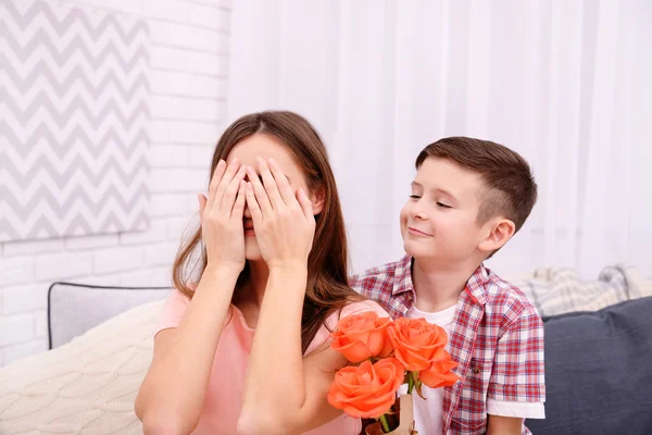 Son presenting roses for mother — Stock Photo, Image