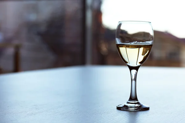 Яркий бокал вина — стоковое фото