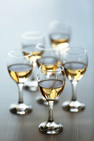 Glasses of wine on wooden blurred background — Stock Photo, Image