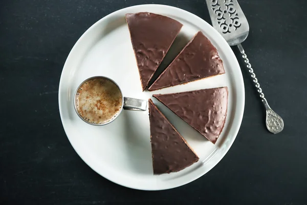 Шматочки глазурування шоколадного торта на чорному столі — стокове фото