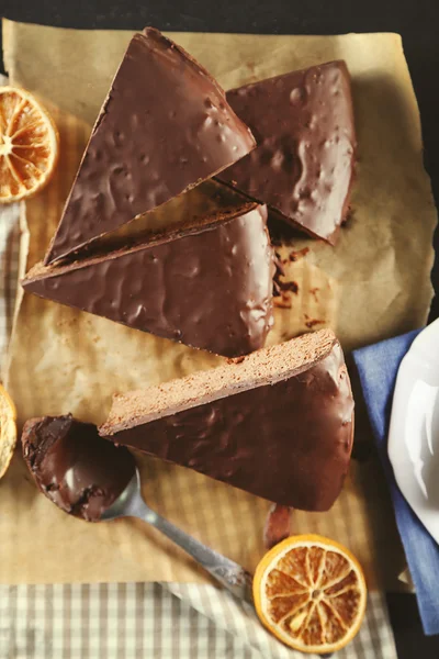 Шматочки глазурування шоколадного торта на столі — стокове фото