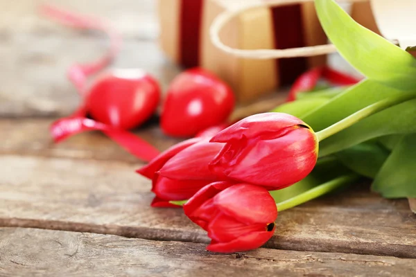 Όμορφα ρομαντικά σύνθεση με λουλούδια. Φόντο ημέρα του Αγίου Βαλεντίνου του Αγίου — Φωτογραφία Αρχείου