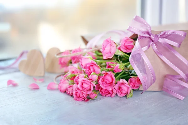 Vackra romantiska sammansättning med blommor. St Alla hjärtans dag bakgrund — Stockfoto