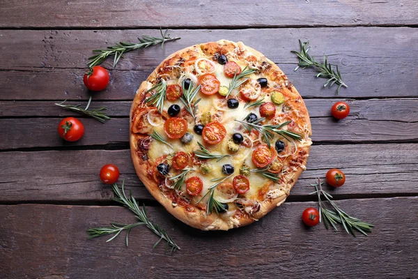 Deliciosa pizza fresca sobre fondo de madera —  Fotos de Stock