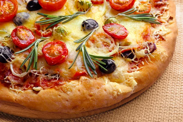 Leckere frische Pizza auf Serviette Nahaufnahme — Stockfoto