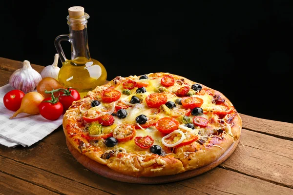 Siyah arka plan üzerine lezzetli taze pizza — Stok fotoğraf