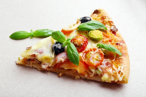 段ボールのクローズ アップに新鮮なピザの作品 — ストック写真