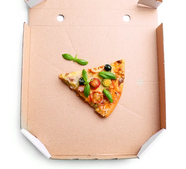 Pezzo di pizza fresca su scatola di cartone isolato su bianco — Foto Stock