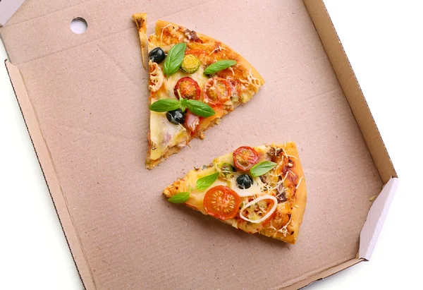 Dilim taze pizza karton kutu portre üzerinde — Stok fotoğraf