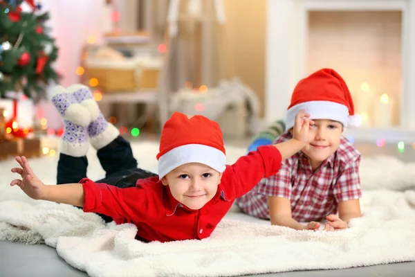 Dos hermanos pequeños lindos en Navidad Fotos De Stock Sin Royalties Gratis