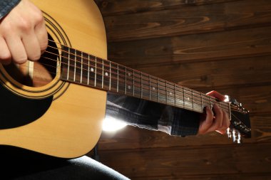 gitarist gitar çalıyor.