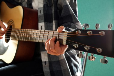gitar çalan müzisyen