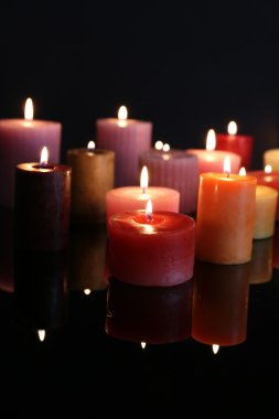 Birçok yanan küçük mumlar 