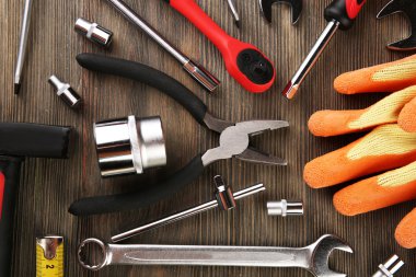 Ahşap arka plan, üstten görünüm üzerinde araçlar farklı türleri