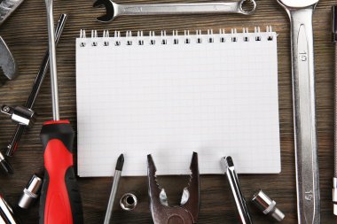 Araçları ile ahşap arka plan, closeup üstünde bir defter çeşitleri