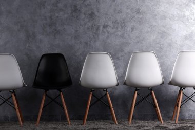 Siyah ve beyaz sandalye 