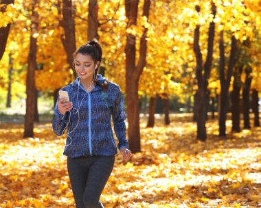 Çalışan genç güzel kadın  