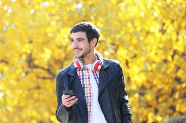 Adam bir parkta müzik dinlemek 