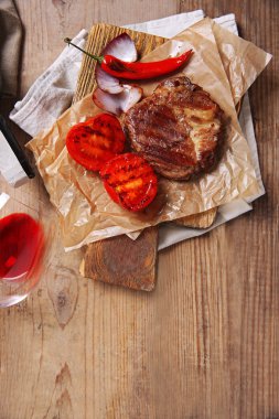 Kavrulmuş sığır filetosu ve sebze ahşap arka plan üzerinde kesme tahtası üzerinde