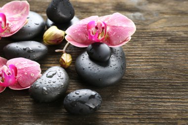 Spa taşlar ve orkide