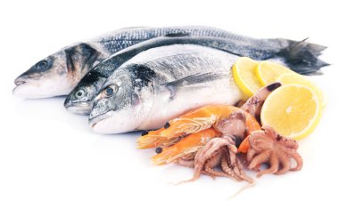 Balık beyaz zemin üzerine taze Akdeniz kokteyli yakın çekim