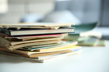 Bir yığın eski kitap. 