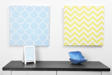 Fotoğraf çerçevesi ve süslemeleri masada