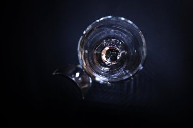 Kırık şarap kadehi 