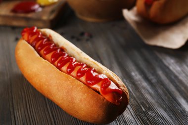 Sosisli patates kızartması ve ahşap zemin üzerine taze sosis