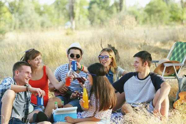 Jóvenes Hippies Relajándose Bosque Aire Libre —  Fotos de Stock