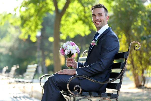 Bräutigam hält Hochzeitsstrauß — Stockfoto